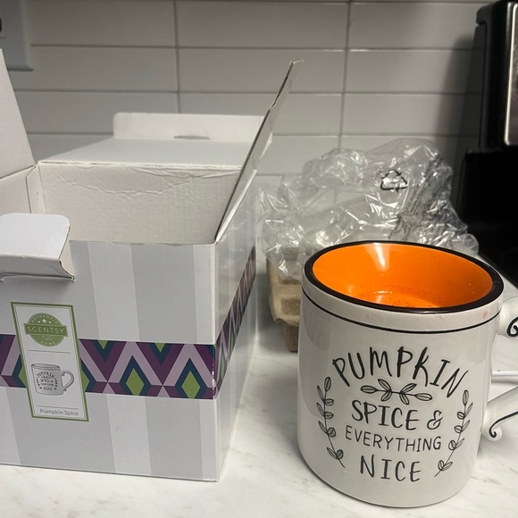 Scentsy “Pumpkin Spice & Everything Nice” Mug with Orange Interior - Picture 2 of 2